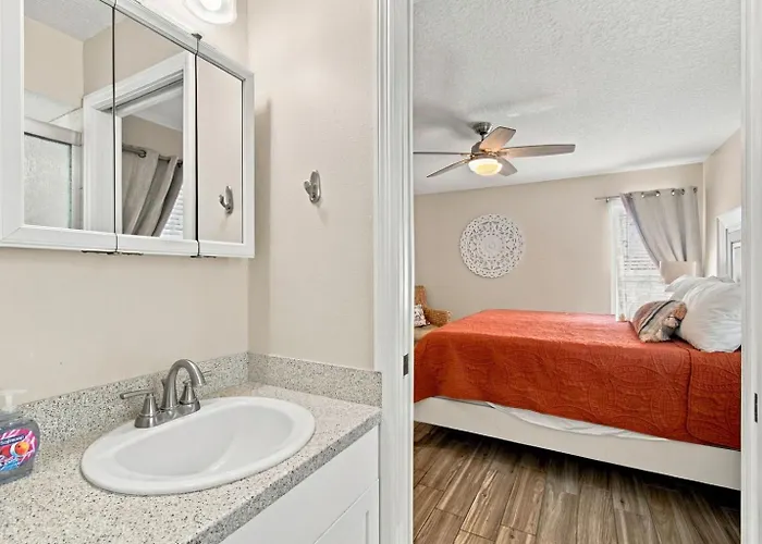 Beachfront Retreat With Private Elevator Apartment *